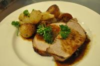 Ароматно свинско с горчица, бира и гарнитура от картофи соте сн. pennappetit.blogspot.com Ароматно печено свинско с горчица, бира и гарнитура от картофи соте